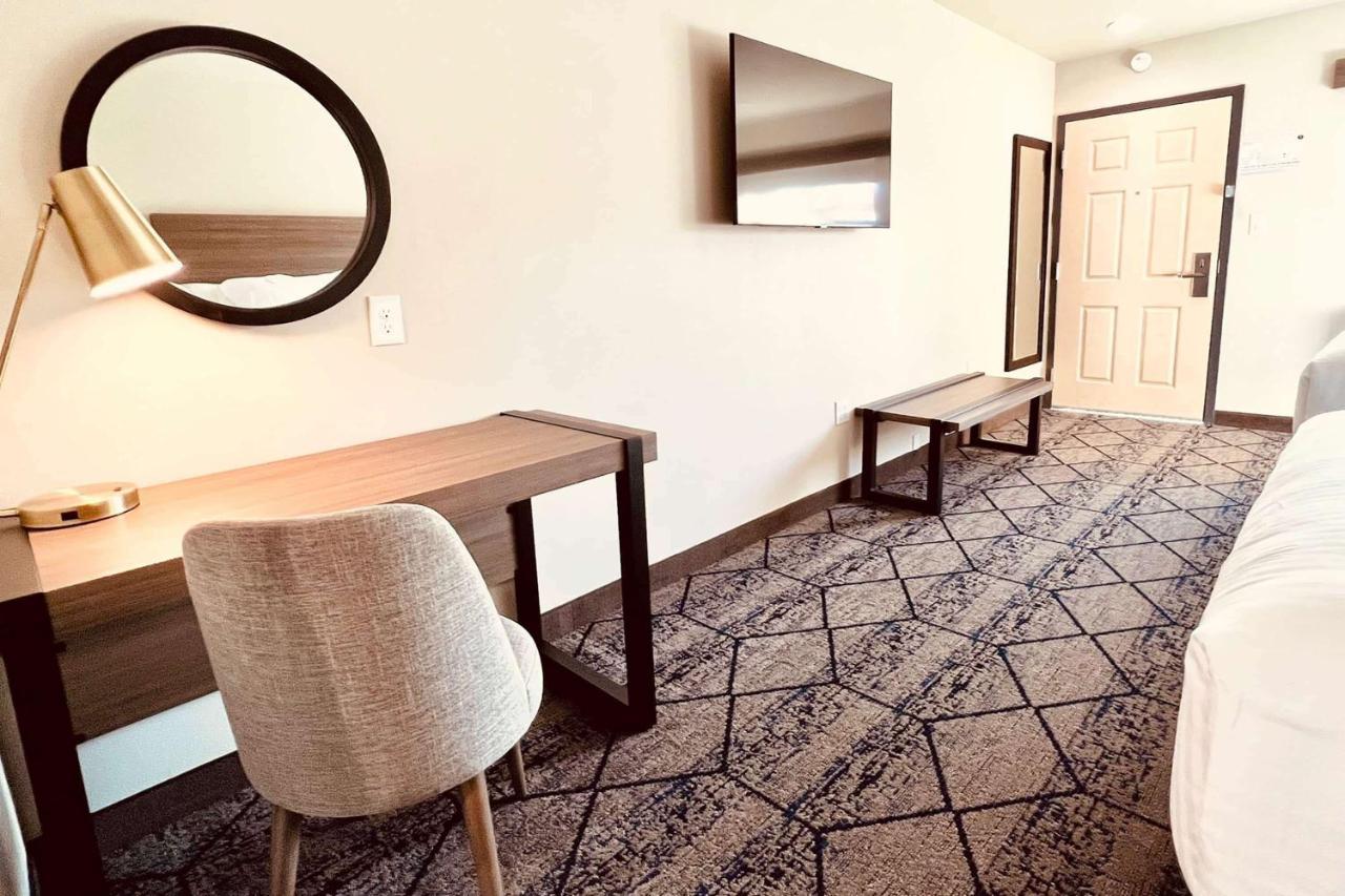 Ramada By Wyndham Modesto Yosemite Area Hotel Kültér fotó