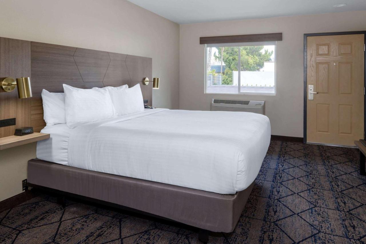 Ramada By Wyndham Modesto Yosemite Area Hotel Kültér fotó