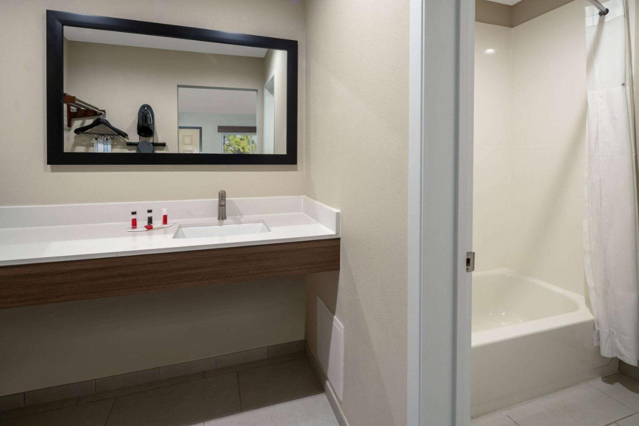 Ramada By Wyndham Modesto Yosemite Area Hotel Kültér fotó