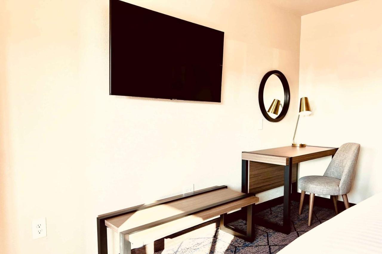 Ramada By Wyndham Modesto Yosemite Area Hotel Kültér fotó