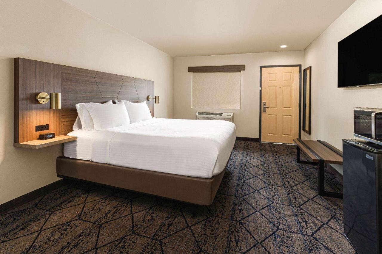 Ramada By Wyndham Modesto Yosemite Area Hotel Kültér fotó